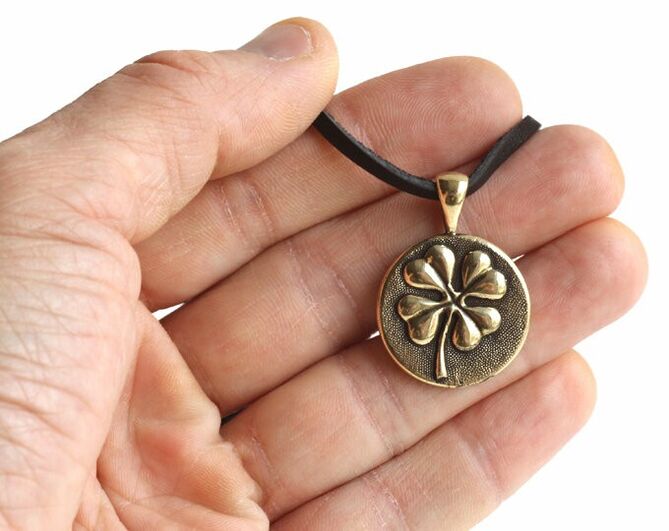 amulet Four-leaf clover - brings good luck and love